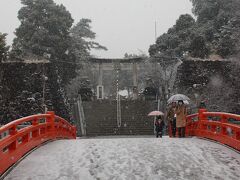 最初は降る雪にはしゃいでいた私ですが、歩いて１０分以上経っても
武田神社を示す看板なども無く、歩いている人も殆ど見かけず、
ちょっと不安になってきました・・・
そして歩くこと約２０分、赤い橋の先に武田神社が見えて来ました！！
観光客もいる～良かった～♪雪は短時間でだいぶ積もりました。

