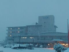 旅の締め括りは温泉ということで“かんぽの宿　石和”へとやって来ました。通常は駅から徒歩７分の距離ですが、慣れない雪道のせいでもっと時間がかかりました・・・。でも、無事に着いて良かった！