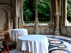 はい、ここが先ほど見えていた、レストランの突き出たテラス部分であります。こうしてテーブルは2つほど置かれていたけど、この時期ここで食事は出来ないようでスモーキングエリアになっていた。