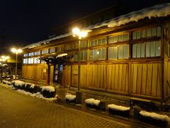 そのすぐ近くにある鯖湖湯（さばこゆ）。
この温泉で一番歴史のある浴場だそうだ。
外見はとても古そうだが、２０年ぐらい前に昔風に建て直されたものらしい。
内部は「あつ湯」の浴槽がどーんと１つだけ。根性で入りました…