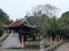 最初は一柱寺。一本の柱で支えられているためこう呼ばれているらしい。蓮の花が池に浮かんでいるようにも見えるということだったけど、角度的によく分からなかった。子宝に恵まれる御利益があるとのこと。
