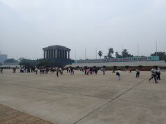 続いて、ホーチミン廟へ。
ベトナム革命を指導したホー・チ・ミンの遺体が安置されている。
安置されている場所までは厳しく管理された列に従う必要がある。
これはホーチミンさんを見た後。
ベトナム特産のルビーで、ホーチミンさんへの言葉が綴られてた。