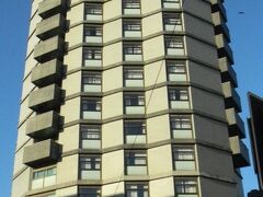 （宿泊）・ホテル ドン エンリケ（Dom Henrique）・ダウンタウン

ポルト空港に到着したのが深夜だったのでホテルまでの移動と
チェックインの問題を考えて１泊目は普通のホテルを予約した。

スペインのグラナダに行った時アパートメント形式の宿にチェックイン
する時苦労した経験があった。

