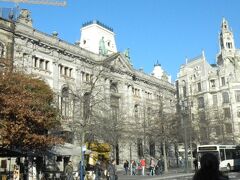 大晦日は市役所前の広場（ジョアンⅠ世広場）
でコンサートや花火を盛大にやっているのを
TVで見た。

ここはポルトの中心部だ。

市役所の向かって左側のビル１階に
インフォメーションセンターがある。