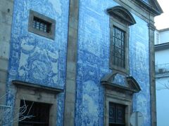 ホテルから１０分程サンタ・カタリーナ通りを下った
ところにあるのアルマス聖堂。

メトロのボリャオン駅の近くだ。

壁全体がアズレージョで飾られている。

この横を入ると小さなモールがあったが
あまり流行ってないようだ。

一階奥のスーパーで買い物をした。
スペインのビール５００ｍが０・7ユーロ
トマト小４個で０・７７ユーロと安い。
ポルトワイン２０度１本　　３・９ユーロ
卵　６個入り　　　　　　　０・６ユーロ
米１キロ一番高かったのを選んだ１ユーロ
牛乳　　　　　　　　　　　０・８ユーロ
などクレジットで購入した。
お米は日本と同じ丸っこい形でお鍋で炊いたら
もっちりしていた。

日本からおすしの素も持参していたので大晦日は
すしご飯が食べれる。

持参したおもちを電子レンジで温めて味噌汁に浮かべれば
正月のお雑煮になる。

ささやかだが私たちの大晦日を楽しめる。