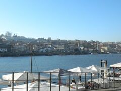 これはドウロ川対岸からの眺め。

向こうのワイナリーが見える。

夫は20102年にワイナリーツアーに行っている。

私はそれほど飲まないし今回は行かなかった。