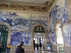 チェックアウトまで時間があるので

２０分くらいサンタ・カタリーナ通りの下り坂を歩いて
サンベント駅までいった。

途中に観光名所がいくつかあったのだがその時はよく分から
なかった。

夫は２回目の訪問だ。

先回は２０１２年の北スペイン巡礼の道を１００㎞程お試しで
歩いた後、サンチャゴ・デ・コンポステーラからバスでポルト
に入った。

歩いていると夫が先回宿泊した
駅前のホテルを覚えていた。

ベント駅から歩いて５分くらいの所に宿泊していたのだ。

ベント駅はアズレージョ（青色をした飾地タイル）で有名だ。

駅の構内を少し見学した。

ここがポルトの交通要所になるので周辺の建物の位置関係を
確認した。

構内にはインフォメーションセンターもあった。