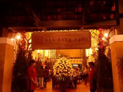 ホテルで休憩後、夕食で予約した店へ。実はここでも姉妹店に案内され、ちょっとバタバタ。事前に言えばいいだけなのに、これがベトナムなのか、安いツアーなのかは不明。