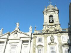 ボルサ宮の建物の裏手にチケット売り場がある。
（ボルサ宮を一旦右に降りて裏の階段を上がる）

チケット売り場の手前が教会の入口。