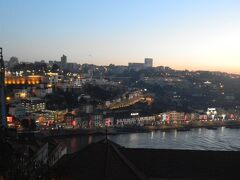 ドウロ川の上のドンルイス橋からの夜景。

観光客がたくさん橋を渡り写真を撮りに来ていた。

日本語もちらほら聞こえてくる。

有名な観光ポイントだ。

夕焼けがきれいだ。