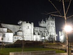 昨日の昼間見学した大聖堂がライトアップしている。

闇の中に白く浮かび上がって幻想的だ。