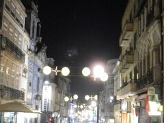 ホテルの近くのサントカタリーナ通り。

大晦日なので人通りも多くなってきているようだ。

通りはイルミネーションで飾られていた。