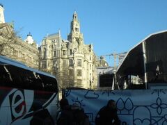 市庁舎前では今夜の大晦日コンサート会場を設置していた。