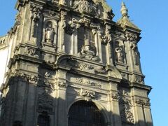 翌日は大晦日。

明日（1月1日）はポルトを出発する。

今朝は歩いてポルトの街を観光する。

3日目なのでこの町の地理にも詳しくなった。

途中で道に迷ったようなイタリア人カップルに会う。

困っていたようなので
「どこに行きたいのですか？」と英語で声をかけた。

次にスペイン語で話したがスペイン語の方が
通じたようだ。

最初はスマホで住所を示されたが分からない。

地図で調べると市庁舎の前の通りなので
途中まで案内して上げた。

観光客が観光客を助けるケースだが、
観光客のふりをして
スリを働くやからも多いので注意しなければ
ならない。
彼らは大きなスーツケースを運んでいたので
危険性は少ないと判断
したのだ。


クレリゴス教会を訪ねた。

ここは入場は無料だ。