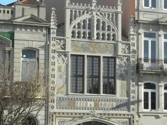 ポルトの美しい本屋。

レロ・イ・イルマオンという。

夫はここに２年前入ったことがある。

3年前の南米旅行でアルゼンチンのブエノスアイレスで
行った本屋の方がきれいで規模が大きかった。

ブエノスアイレスの方は劇場を改装した本屋だ。