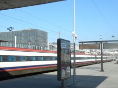 メトロでボリャオン駅からカンパニャン駅へ行った。
となりの国鉄のカンパニャン駅は
きれいな新しい駅だった。
列車は少ないのに
ホームなどがたくさんあってもったいないと感じた。
ALFAは出発してガイアに停まり次が降りるコインブラBだった。