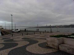 ジェロニモス修道院の次に歩いて発見のモニュメントに
向かった。

前面にテージョ河が見える。
大理石の世界地図があった。
ポルトガルが発見した土地の年号がある。

空を見ると雲が出てきた。

雨は心配ないようだが曇ると空気が冷たくなる。