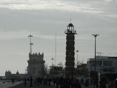 発見のモニュメントの向こうにベレンの塔が見える。

歩き疲れたのであそこまで行けなかった。

夫はベレンの塔を２０１２年に観光で一度訪れている。

近くに見えるがベレンの塔まで行くにはかなり大回り
して歩かなければならない。