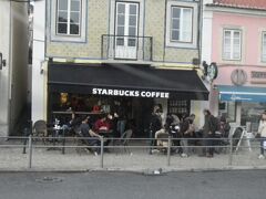 No.７２７のバスに乗ってカンポ・ペケーニョのホテルまで
帰ることにした。

ジョロニモス修道院の近くにパステル・デ・タナが美味しくて
有名なパスティス・デ・ベレンがある。

写真のスターバック・コーヒー店の横の店だ。
バス停はこの反対車線にあり並んで乗車した。
帰りは乗客でいっぱいで立っている人もいた。
地元の乗客は途中で何人も乗り降りした。

そのお菓子屋さんはバスからも観光客の長い行列が見えた。