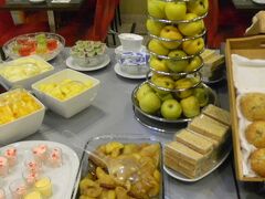 ホテルの朝食ビュッフェ。

メニューの種類が多く充実していた。

ケーキもフルーツも種類が豊富だ。

私たちはキノコのオリーブ油炒めが香ばしく
好物だった。

朝食が充実しているとうれしくなる。
ただ今までのダイエット効果が相殺されて
しまうのが心配だ。

帰国後の体重は増えてはいなかったが
減ってもいなかった。
結局現状維持で終わってしまった。

途中のダイエット成果はぬか喜びであった。

このホテルはリスボンの中心部から少し離れているが
安全性、利便性（ジェロニモス修道院までバス一本で行ける）、
コストパフォーマンスが優れていると思う。

４トラベルに書かれていた方の
ブログを参考にしてここを選択した。

夫が３年前リスボン中心部、
ロシオ駅近くの安宿に泊まった時は
真昼なのに街角に立つ白人女性に「ニイハオ！」と
声をかけられたと
言っていた。

また安い宿なので仕方ないのだが
赤いイエダニに首や手をかまれて
大変な目にあったそうだ。

ホテルの選択は大切だと思う。

