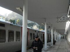 ホテルからエントレカンポスまで７分歩いた。
駅の窓口でシントラまでの往復チケットを購入する。
一人電車バスが乗り放題で１５・５ユーロ
チケット代０・５ユーロ含むをクレジットで支払った。
高齢者割引はない。
これで何とロカ岬まで行けるので安い。
シントラ駅まで約40分程だ。

９時ごろにシントラに到着した。

駅に観光客はいなかった。

シントラ行きのバスが９時半なので
次の列車で来るのだろうか。