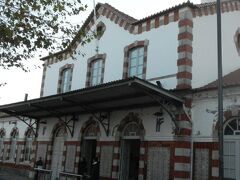 シントラの駅。

可愛らしい駅である。
駅のインフォメーションセンターは１０時からだったと思う。
張り紙にシントラでのチケット代など書かれていて読んだ。
