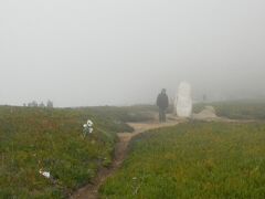 シントラの空は晴れていたのにロカ岬への
途中から濃い霧が立ち込めてきた。

ロカ岬へ到着すると深い霧の世界だった。

