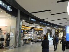 １月７日（土）、ホテルからタクシーを９時に呼んで頂き
空港行き１０分くらいで着いた。
１６ユーロで１８ユーロだったか渡した。

昨日来た時と違って警察が警戒している。
昨日フロリダの空港で
銃の乱射で５人死亡したとニュースで聞いた。
新年早々トルコではクラブでテロで４０人近く死亡。
イタリアの有名人二人も亡くなったと画面に有った。

この空港は駅みたいにボーディングチケットを自分でかざして
小さな扉が開くようになっていた。
荷物は羽田までスルーだったので良かった。
出国管理には行かない。
乗り継ぎ地のフランクフルトで行った。
あまり人はいなかったのでスムーズに通った。

リスボン空港は新しく免税店や
ブランドショップもたくさんあった。
ワインやチョコなどはスーパーの方が安いのもあった。
スーパーよりワインは豊富だ。
免税店も抜けて丸い待合にスターバックスがあった。
そこのスォッチの横のエスカレーターを上がるとラウンジ。
プライリティーパスが使用できるので夫だけ行った。
アルコール、サンドイッチ各種、果物などあって
２００人位は入れる。
一時間前にゲート１６に行った。

