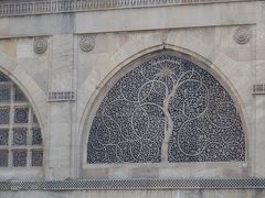 『スィディ・サイヤド・モスク（Sidi Saiyad Mosque）』

周囲を通りに囲まれたロータリーにある小さなモスク。
この繊細な透かし彫りの窓が見所です。
これは裏側から見た様子。