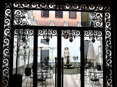 Hotel Infante Sagres（ホテルインファンテサングレス）

ポルトでは2泊するが、ホテルホッピングってな感じで、泊まりたいホテルをチョイスしきれず2ヶ所になった（笑）
まず本日はサンベント駅から徒歩5分程の場所「Hotel Infante de Sagres」だ。
デザイン性が高くオシャレな感じがしたので1泊してみようかな？と。

ロビーに面して、レースフレームのように美しい模様の窓越しにパティオが見えるこの空間に既にテンションが上がる単純なるな仔羊。