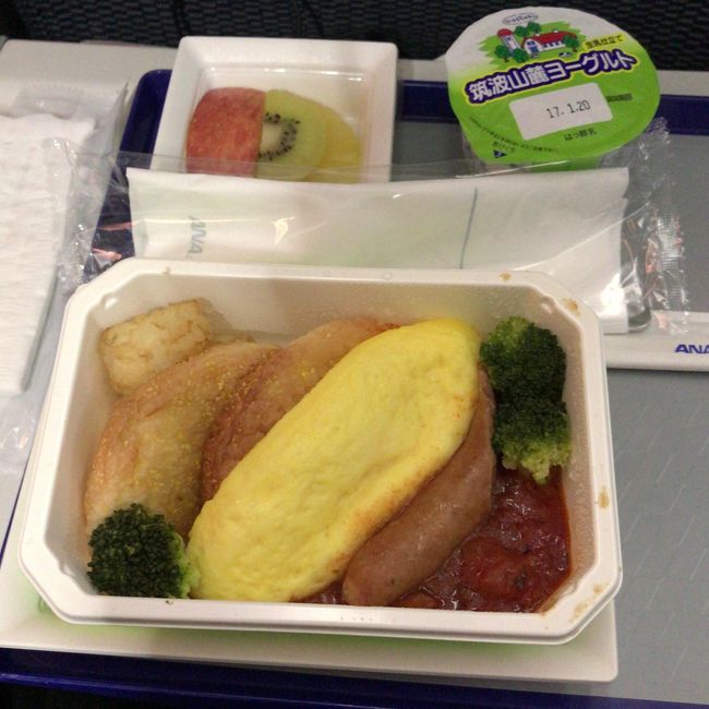 イングリッシュマフィンとオムレツ<br />フルーツ<br />デザート<br />ヨーグルト<br /><br />オススメといわれたが、冷えてるし、フニャフニャで美味しくなかったな・・・（もう１つが数が足りそうになくて、こっちすすめられたのもある）<br />ドリンク（スープ）は忘れられてて、催促してやっと出てきたし