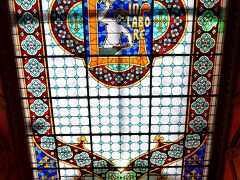 Livraria Lello

天井、ステンドグラスから美しい色の光が降りて来る。