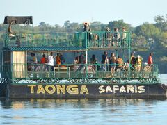 【ジンバブエ：ザンベジ川のお船たち】

....超・アフリカっぽいもの.......