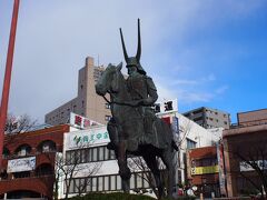 駅前には井伊直政の銅像がありました。