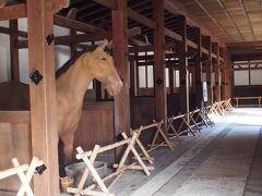 この馬屋は、全国の近世城郭に残る大規模な馬屋としてほかに例がなく、
国の重要文化財に指定されているそうです。