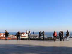 リスボン大聖堂を過ぎたところで電車を降りました。

ポルタス・ド・ソル広場でちょっと景色を眺めましょ♪