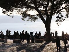 ここは町を見下ろす展望台ですが、見るのは後にして、城壁の方へ先に行きます。