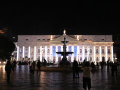 隣のロシオ広場です。
ここの来るとホテルも近いので、家に帰ってきたような気分になります。

ドナ・マリア２世国立劇場のイルミが綺麗です。
昨夜タクシーからこのイルミを見て感動したんだよね。