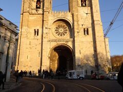 ちょうど夕日に照らされるリスボン大聖堂。
リスボンで最も古い教会で、１１４７年から建設が始められました。
何度かの地震に遭い、１７５５年のリスボン地震では礼拝堂が崩壊。
地震に伴う火事で礼拝堂や回廊は廃墟と化していたそう。
２０世紀初頭に現在の姿に再建されたのだそうです。

この教会と電車を一緒に撮りたかったのに、待っている時に電車は来ないのよ(*´з`)