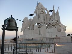 勝利のアーチの像も近くで見ると大きい！
真ん中に立つのは勝利の女神。