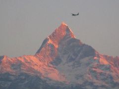 翌朝はホテルからほど近いサランコットの丘（標高１３４０ｍ）近くにあるビューポイントから朝日が当たるマチャプチャレ（標高６９９３ｍ）などの山々などを展望しました。

日の出とともに山々の先端がピンク色に変わっていき、ご来光の瞬間と共にダウラギリやマチャプチャレが神々しく光り、遊覧飛行の機体も見えました。
間近にアンナプルナ山脈を感じることが出来るサランコットから眺めるヒマラヤでした。