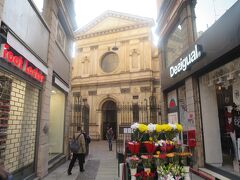 まずはサンタ・マリア・プレッソ・サン・サティロ教会から

この教会の前には、いつ行っても花屋さんが出店を開いています