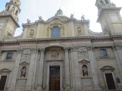 続いてはトリノ通りから少し外れたところにあるサンタレッサンドロ・イン・ゼベディア教会
1601年から建設が始まり18世紀になって完成したバロック様式の教会です
