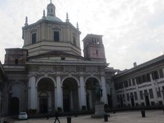 その列柱の真ん前の広場にコンスタンティヌス帝のブロンズ像があり、サン・ロレンツォ・マッジョーレ聖堂があります。
元は4～5世紀にローマ皇帝テオドシウス一世が建てたと言われているギリシャ十字の聖堂です

今回は入りませんでしたが、サンタクィリーノ礼拝堂のモザイクは必見、とても素晴らしいです。