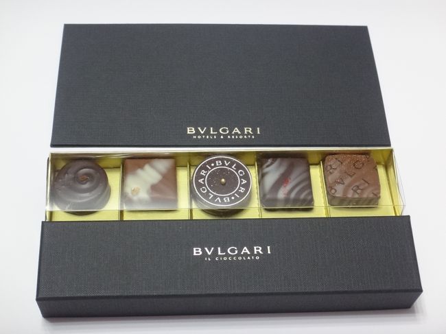ブラックのボックスの中には「ブルガリ」の【イル・チョコラート】のショコラ。<br /><br />こちらだけでも5,000円以上します。<br /><br />チョコ好きのリンリンベルベルですが、ブルガリのチョコレートは<br />1粒が高額なので、今までめったに購入することはありませんでした。<br /><br />ブルガリのハンドメイドの高級チョコレートは、味覚と視覚を刺激する魅惑的な<br />アイテムです。繊細で巧妙な組み合わせが、スイートとビターの絶妙なバランスを<br />作りあげています。チョコレートとそれに加わる予期しないコンテンポラリーな味が<br />融合して諸感覚を呼び起こし、究極の喜びにつながります。<br />評価の高いブルガリ ミニアチュア チョコレートのラインは、イタリアの味と香りを<br />強く感じさせます。各ブルガリ チョコレートには、日本産の栗、京都産日本酒、<br />ビターマダガスカル産ミルクチョコレート含むチョコレートガナッシュ（41％）<br />といった最高品質の原材料が使用されています。