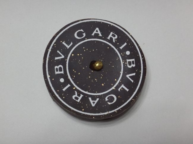 「ブルガリ」の【イル・チョコラート】のチョコレートの写真。<br /><br />「BVLGARI・BVLGARI」のロゴ。<br /><br />ビターでオレンジピールのような味です。<br />歯応えがあります。<br />ブルガリ・ブルガリのチョコレートは通常1,500円します。<br />