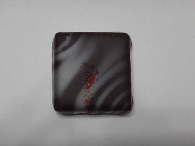 「ブルガリ」の【イル・チョコラート】のチョコレートの写真。<br /><br />内部は2層になっていてココナッツっぽいです。