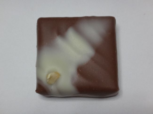 「ブルガリ」の【イル・チョコラート】のチョコレートの写真。<br /><br />ミルクチョコレートだけど、ちょっとエスプレッソっぽい味です。