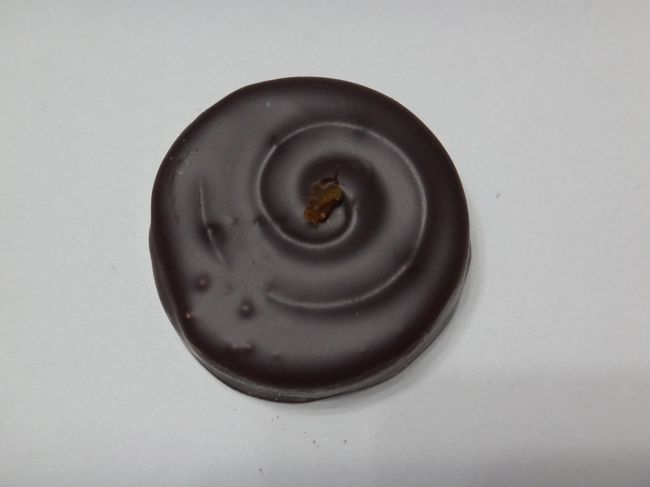 「ブルガリ」の【イル・チョコラート】のチョコレートの写真。<br /><br />見た目はビター味に見えますが、内部はミルクチョコレートっぽいです。<br /><br />内部は2層になっていて味はイマイチかな？<br />