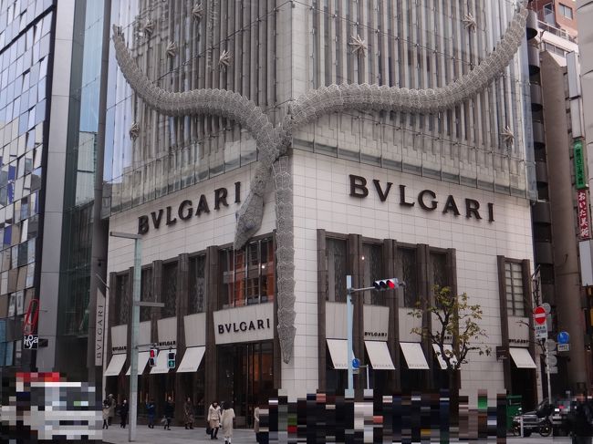 東京・銀座「ブルガリ」の外観の写真。<br /><br />2016年冬のライトアップした様子はこちらをご覧ください↓<br /><br /><2016年X'mas銀座のイルミネーションを先取り☆彡 <br />新ランドマーク『ギンザプレイス』が誕生！ 銀座四丁目交差点を見下ろせる<br />オシャレなテラスカフェ、<br />2016年7月29日にオープンした女子に人気の「アンテプリマ」から世界初の<br />レストランが！！【アンテプリマ カーサ・クチーナ】でディナー、<br />2016年11月10日にようやく日本にも上陸したスタバの濃厚プリンは<br />もう食べましたか？><br /><br />http://4travel.jp/travelogue/11188348